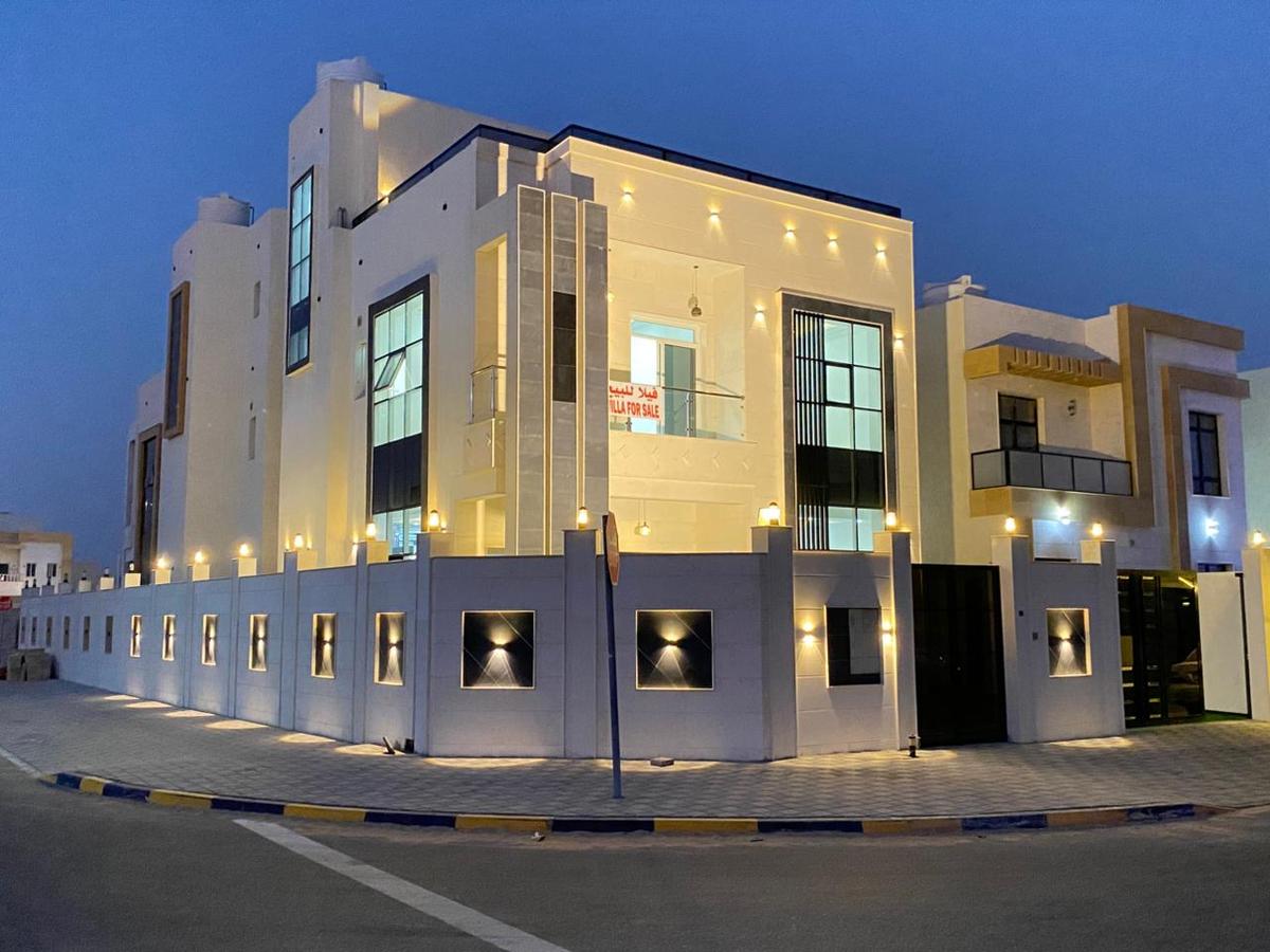للايجار السنوي: كورنر فيلا فاخرة أول ساكن مع روف في الزاهية  تمتع بالفخامة والراحة في موقع حيوي وممي
